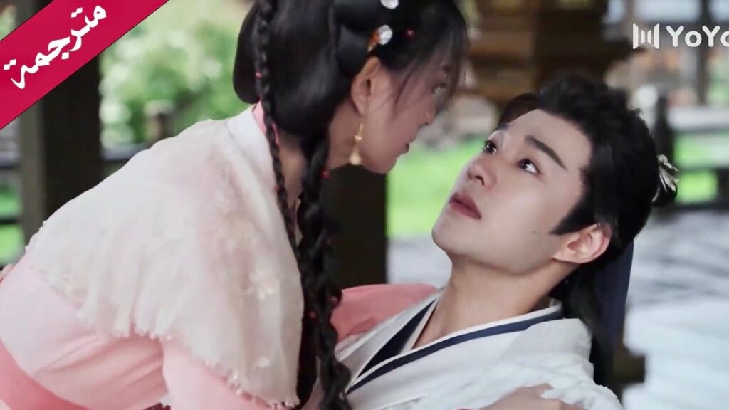 تتعثر و تجلس عليـه لكنـها تتأمل نظراتـه ( يـي تشينغ : الولادة من جديد| Ye Cheng:Reborn)