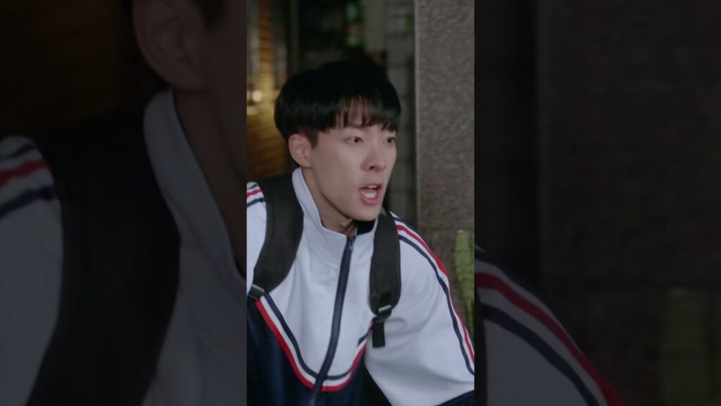 قام أحد رجال العصابات بتخويف تو شياو نينغ، وظهر جي يوهينغ في الوقت المناسب لإنقاذها🧐 YouAreMySecret#