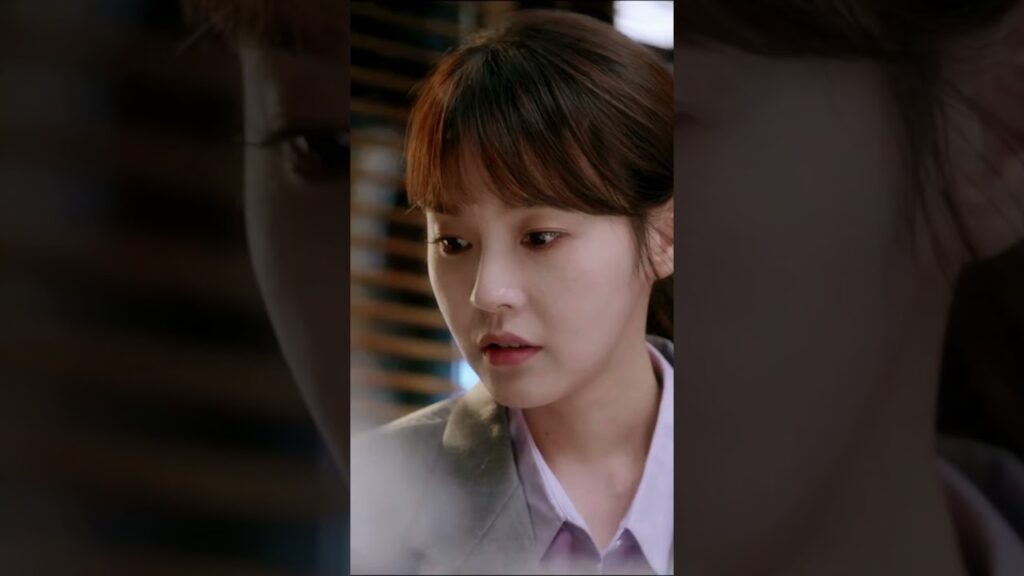 زوجان مختبئان يمسكان أيديهما تحت الطاولة لإظهار المودة😙 YouAreMySecret#