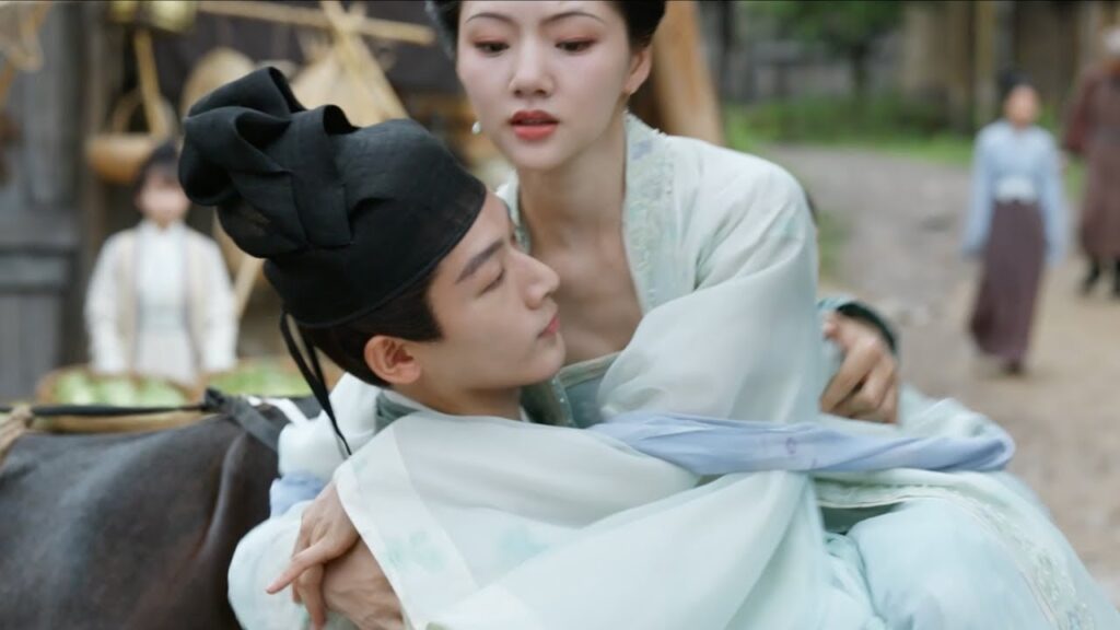 كانت العربة عالية جدًا فلم يستطع بطلنا تحمل ترك فتاته فيعانقها❤️مشهد لطيف من "نهوض نينغ"