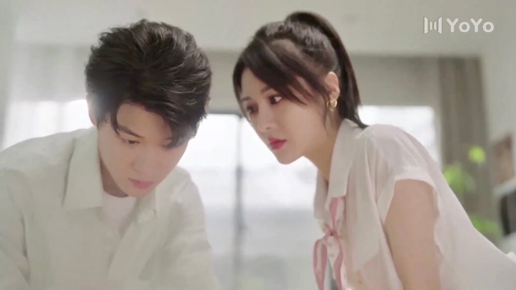 يحمر خجلاً لانـها قريبـة منـه و يمكنـه ان يشم عطرها ( حبيبتي المشغولة | Busy Darling )