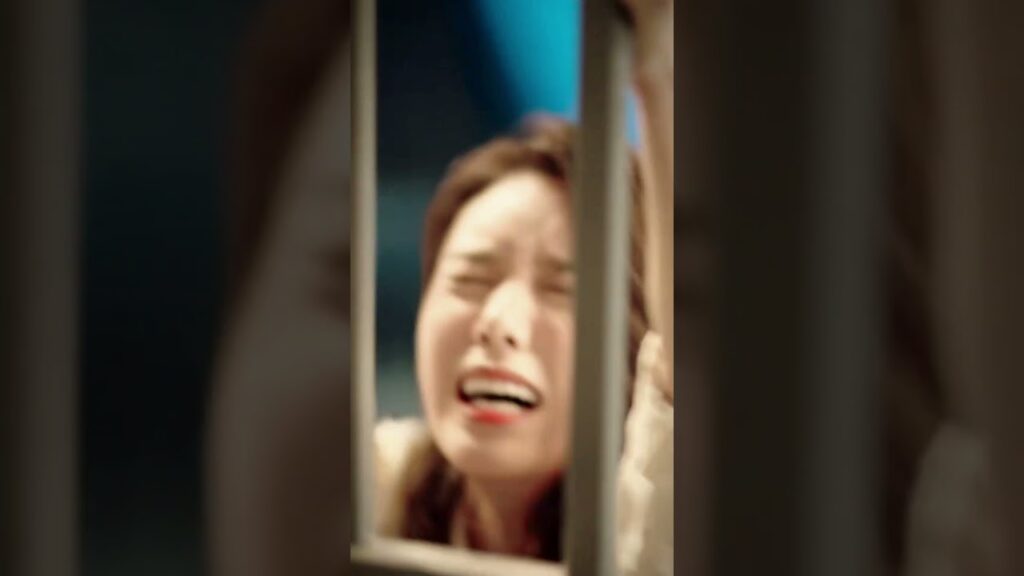 كادت الممثلة أن تسقط من ارتفاع، لكن لحسن الحظ ظهر المخرج في الوقت المناسب 🥹#IMayLoveYou كادت الممثلة أن تسقط من ارتفاع، لكن لحسن الحظ ظهر المخرج في الوقت المناسب 🥹#IMayLoveYou