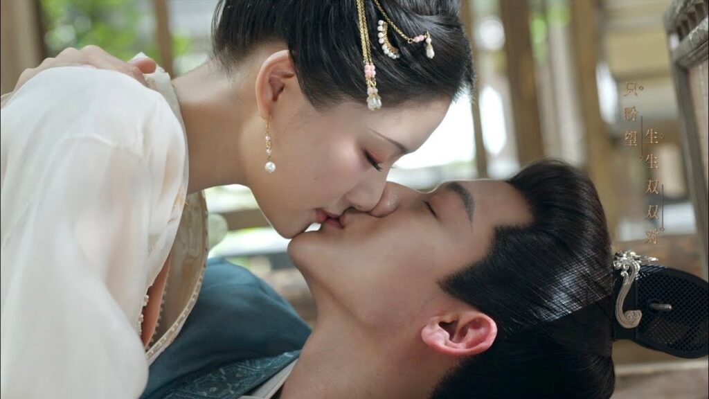 تقبل بطلتنا حبيبها سرًا أثناء نومه ولكن عندما يكتشف يسحبها بين ذراعيه ليقبلها أكثر❤️مشهد "نهوض نينغ"