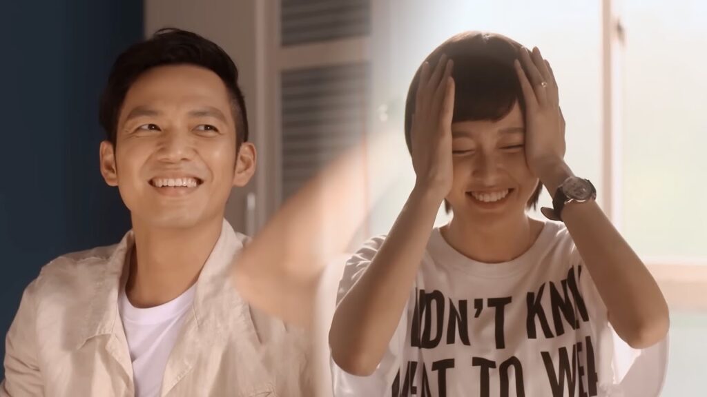 "ما خطب شعري؟" يسخر زوجها من شعرها القصير أثناء جلسة تذكر ماضيهما! مشهد من دراما "إشراقتي"