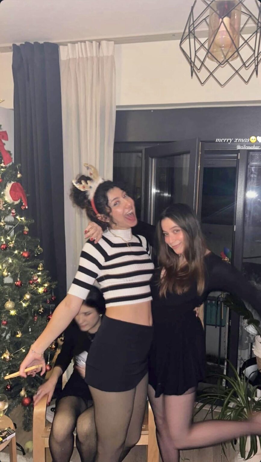 Çilem Akar - Yılbaşı Fotosu İçin Arkadaşını Yakıyor