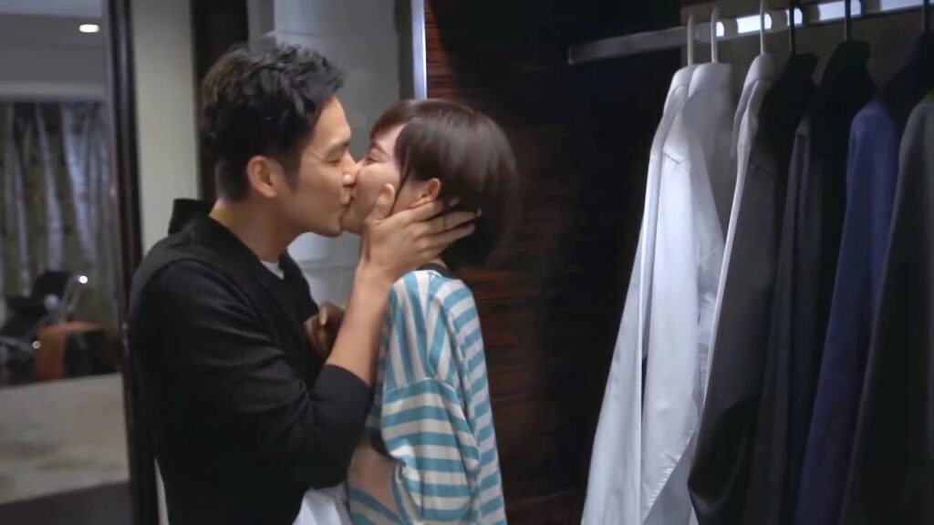 "يمكنني أخيرا النوم مع زوجتي" لا يستطيع الانتظار لتقبيل زوجته في الخزانة! مشهد من دراما "إشراقتي"