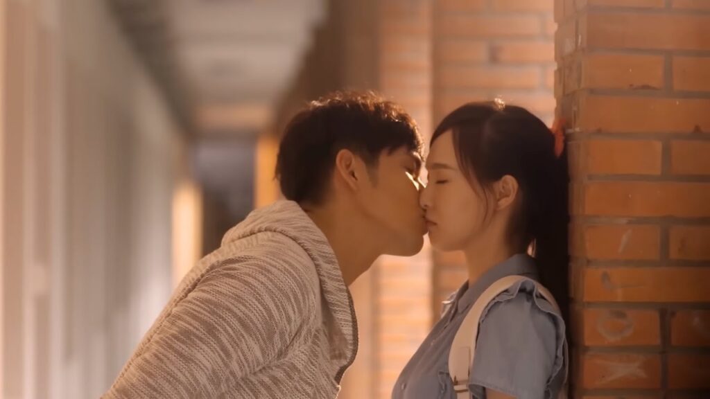 بالعودة إلى أيام المدرسة الجميلة يدفع حبيبته على الحائط ويقبلها! مشهد من “إشراقتي” بالعودة إلى أيام المدرسة الجميلة يدفع حبيبته على الحائط ويقبلها! مشهد من "إشراقتي"