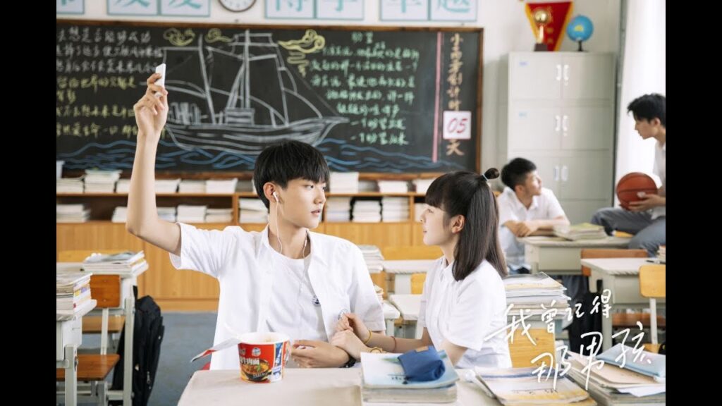 طالب انطوائي و فتاة مجتهدة تتقرب منه و تساعده في تحقيق حلمه 09