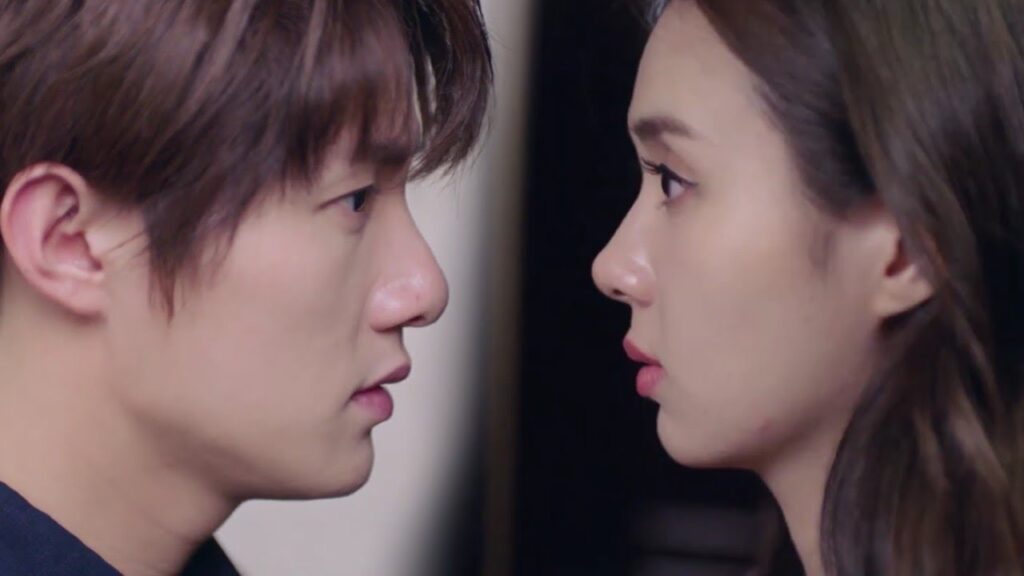 يحاول ان يدخل الى غرفتها لكنـها تمنـعه 🔥❤️( الجمال القبيح  )