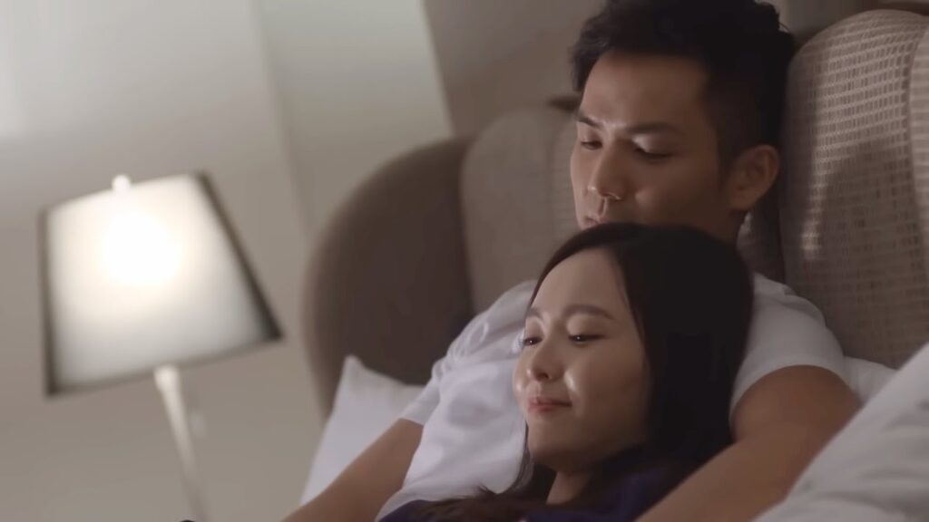 يتذكر الزوجين أثناء الاستلقاء على السرير ويتخيلان الحياة بعد تخرجها من الكلية! مشهد من "إشراقتي"