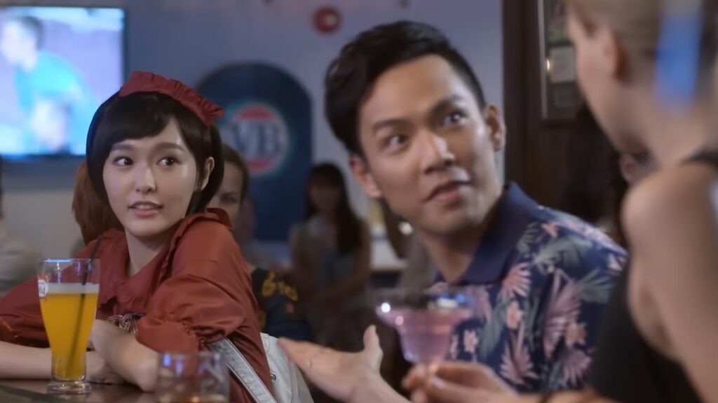 تتقرب من زوجها فتاة أجنبية فتفاجئه بتصرفها معه عندما يقدمها لها! مشهد من دراما "إشراقتي"