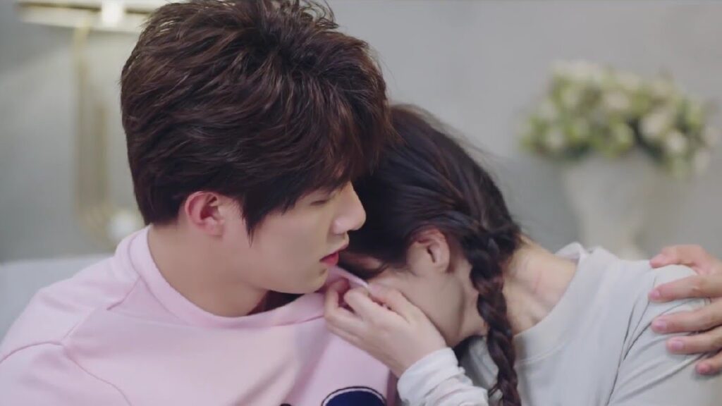 تريد ان يواسيها لكنها تمسح دموعها بملابسـه 🔥❤️( الجمال القبيح  )