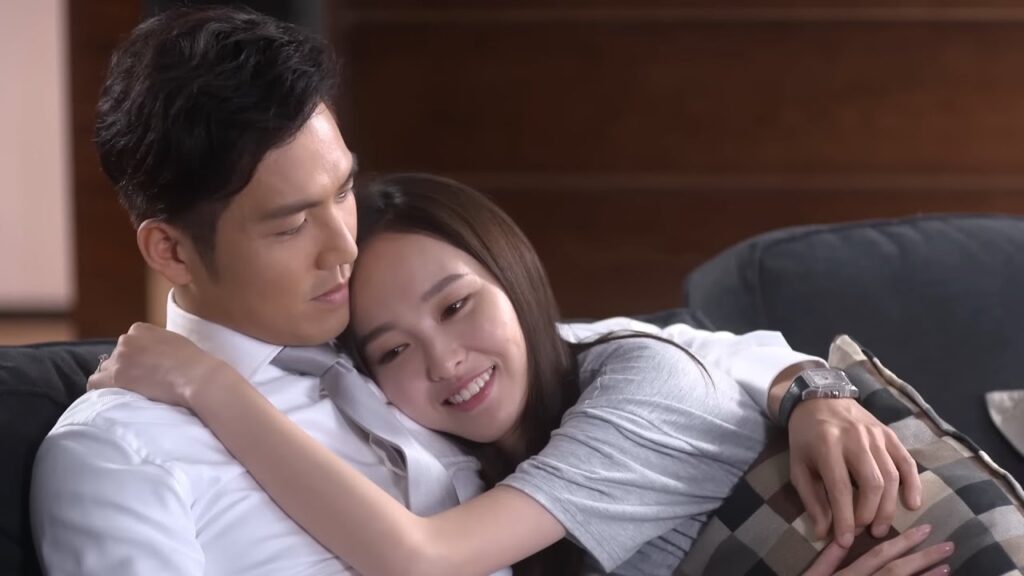 "فلننجب طفلا حالا!" تفاجئ بطلتنا زوجها بخبر حملها فيهمل عمله لرعايتها! مشهد من "إشراقتي"