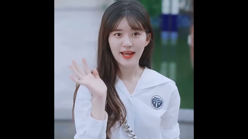 تغازله امام اخيها الكبير 🤣#PleaseFeelAtEaseMrLing #一不小心捡到爱 #youku #zhaolusi #liute