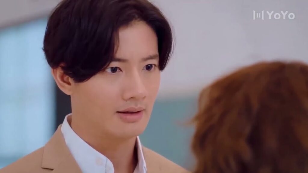 يتأذى رئيسها لكنـها تضحك بدلاً من مساعدته ❤️( انتي جميلة )