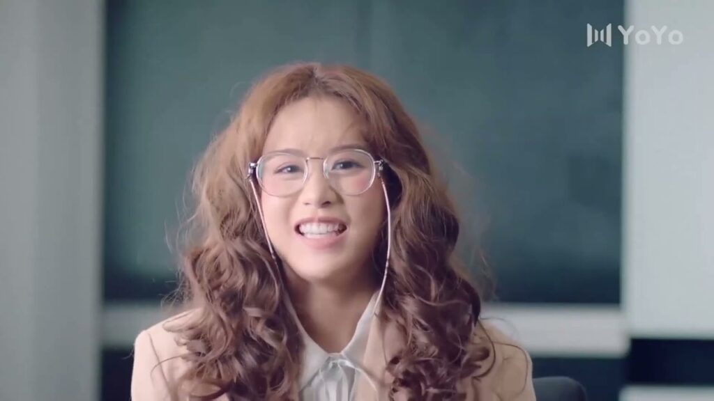 لان ملابسها بسيطة و لا تضع مكياج يعتقدون بأنها فقـيرة ( انتي جميلة )