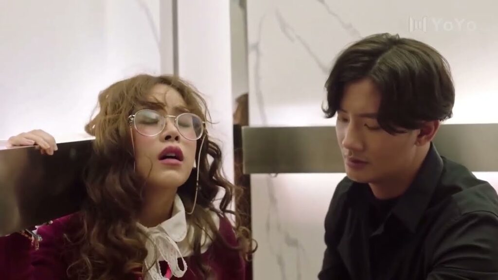 تواجـه صعوبة في التنفس لكنـه يساعدها و يهدئها ❤️( انتي جميلة )