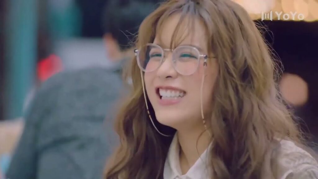 يجعلها تثمل لكي يتحدث عن نفسها ❤️( انتي جميلة )