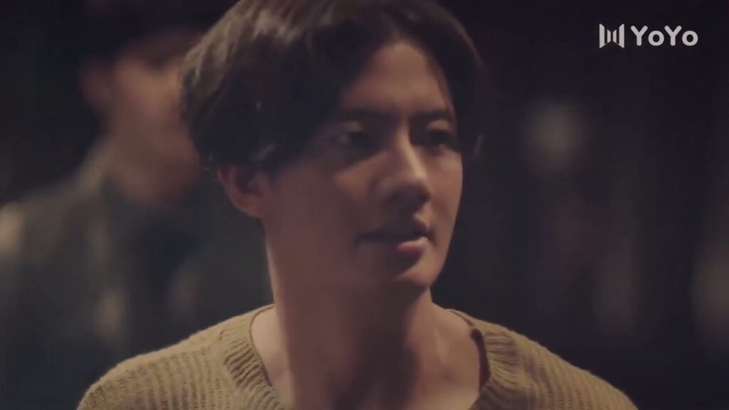 يساعدها و يتأذى بدلاً منها ❤️( انتي جميلة )