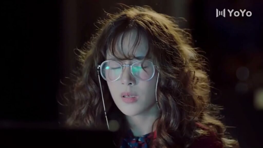 تسهر على العمل لكنـه يأتي من الخلف ويعانقها بقوة ❤️( انتي جميلة )