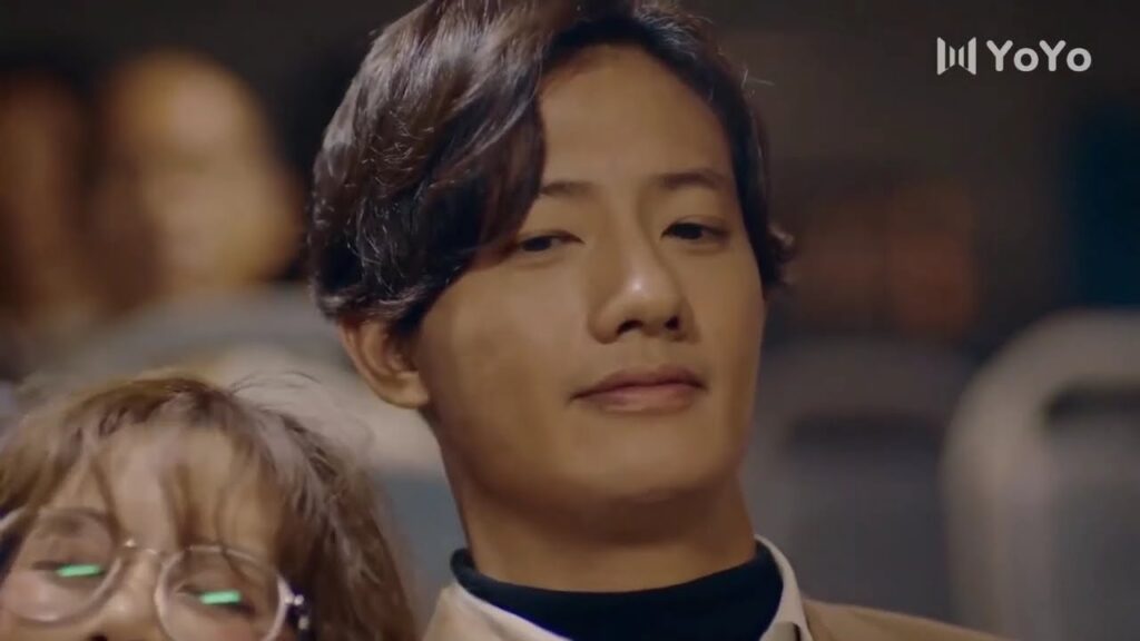 يجلس الى جانبها في الحافلـة و تنام على أكتافـه ❤️( انتي جميلة )