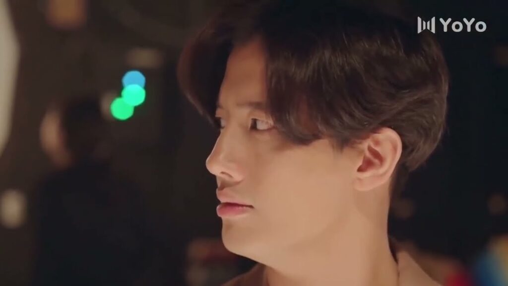 يفقد اعصابـه و يوبخها لانها أفسدت العرض ( انتي جميلة )