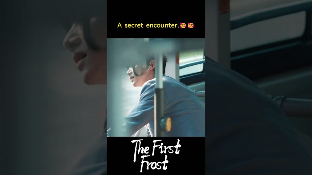 يخرج مبكرا من المنزل ليلحق بالباص ويجلس بجانبها💞 #اول_صقيع #baijingting #zhangruonan  #thefirstfrost