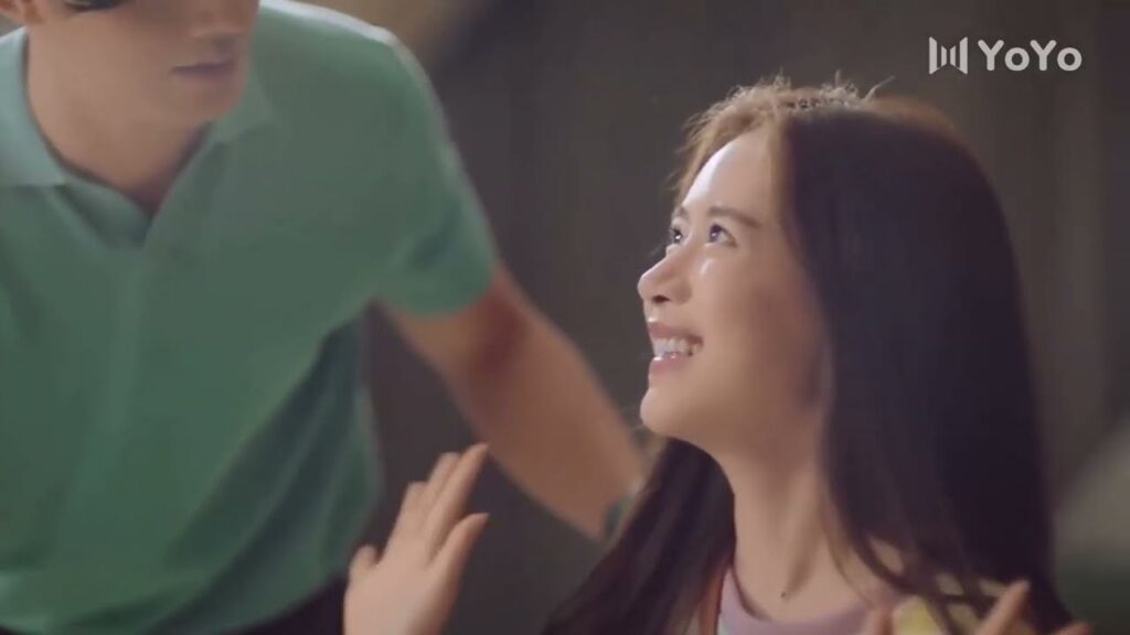 يعاملها بطريقة مختلفة بعد ان سرحت شعرها و وضعت مساحيق التجميل ( انتي جميلة )