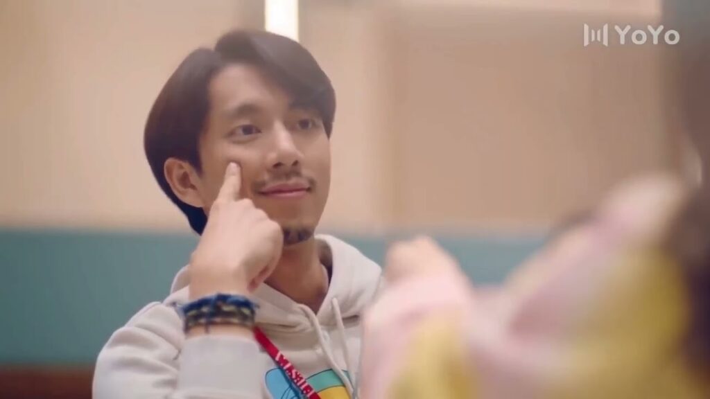 يحب رؤيتها وهي تهتم بـه لانـه مريض ( انتي جميلة )