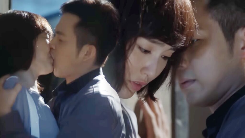 غيرة! تخرج حبه الأول في موعد مدبر مع رجل آخر ومن الغضب يمسكها ويقبلها بقوة! مشهد من دراما "إشراقتي"