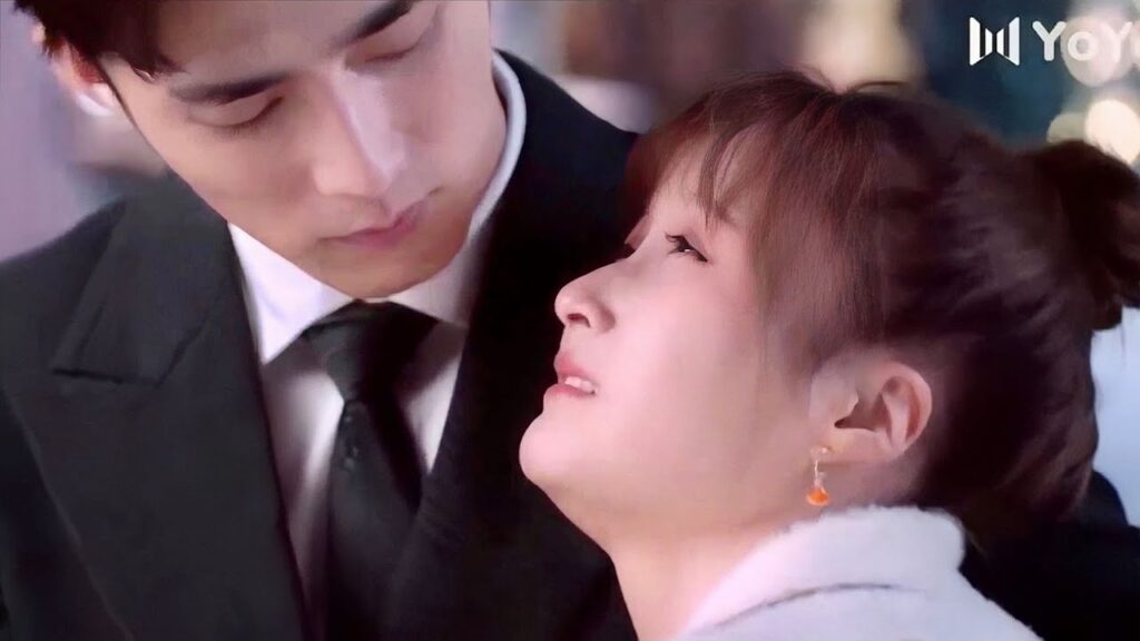 يحاول مواستها لكنها تثـمل و تقـبله ❤️ ( هي التي احبها )