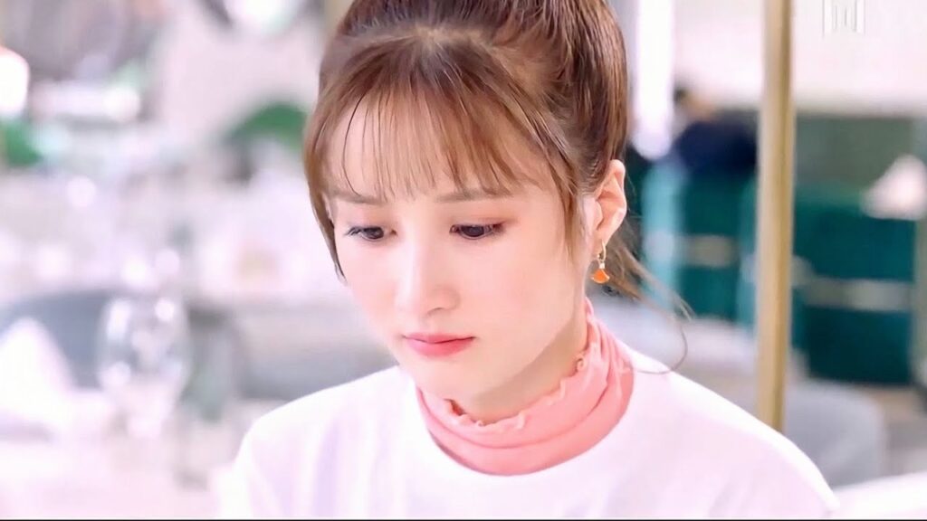 يرفضها بطريقة قاسية و يفكر بها كأخـته الصغيرة  ( هي التي احبها )