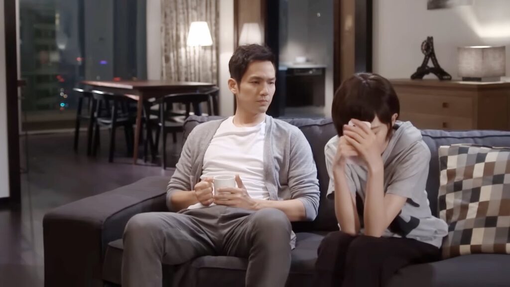 لم يستطع زوجها أن يتحمل رؤية حبيبته حزينة فيهدئها ويحل لها المشكلة على الفور! مشهد من دراما إشراقتي