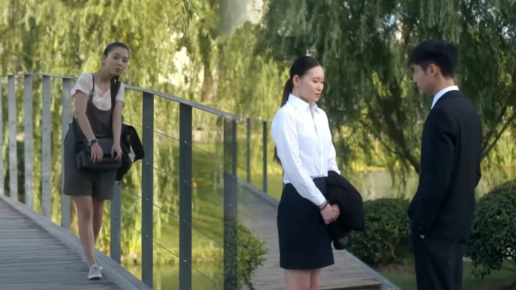 كانت فتاة تعترف بحبها لحبيبها فلم يسعها سوى المراقبة من بعيد لهذا السبب! مشهد من دراما "إشراقتي"