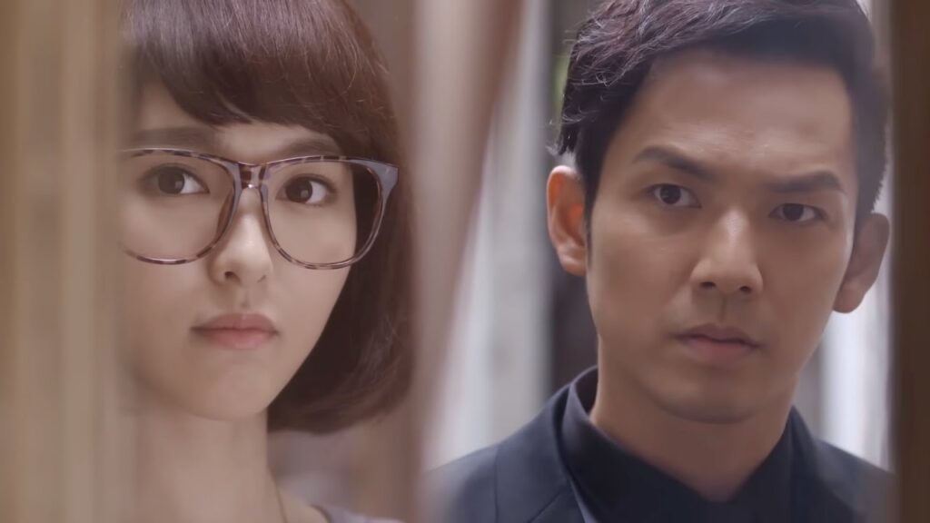 شعر حبها الأول بالغيرة ونظر لها نظرة غضب برؤيتها تحضر موعد مدبر مع رجل آخر! مشهد من دراما "إشراقتي"