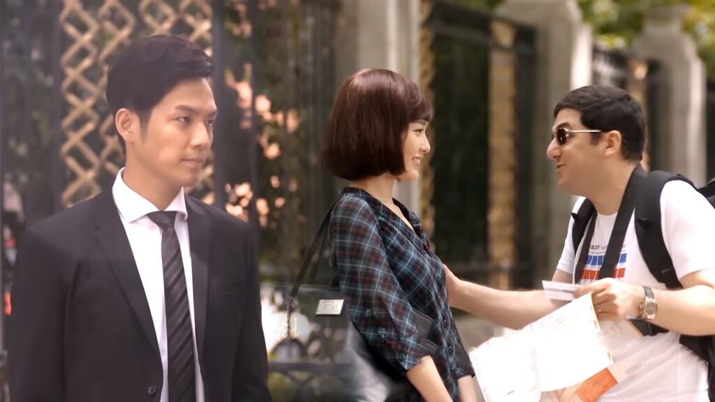 ينزعج زوجها بشدة وينظر لها في استياء بمجرد رؤيتها تتبادل الحديث من رجل آخر! مشهد من دراما "إشراقتي"