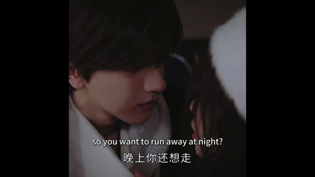 تعض رقبته وهي ثملة  😱😂  #تزلج_بالحب  #YOUKU  #SkiIntoLove #estheryu #LinYi #YuShuxin