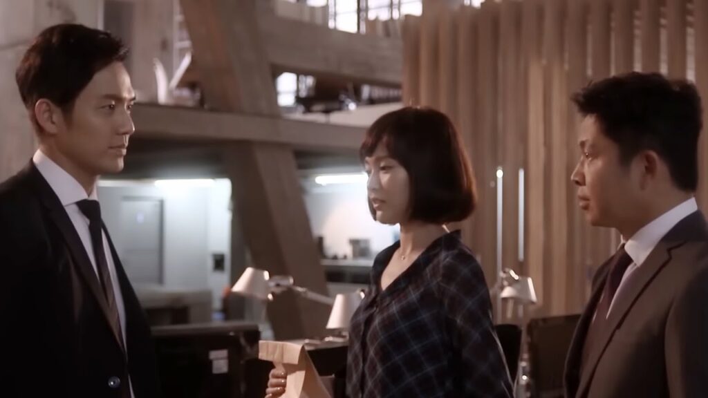 "‫لا تغار وتغضب عليها" أصبح غيورًا جدًا لأن زميله دعا حبيبته فجأة على وجبة! مشهد من دراما "إشراقتي"