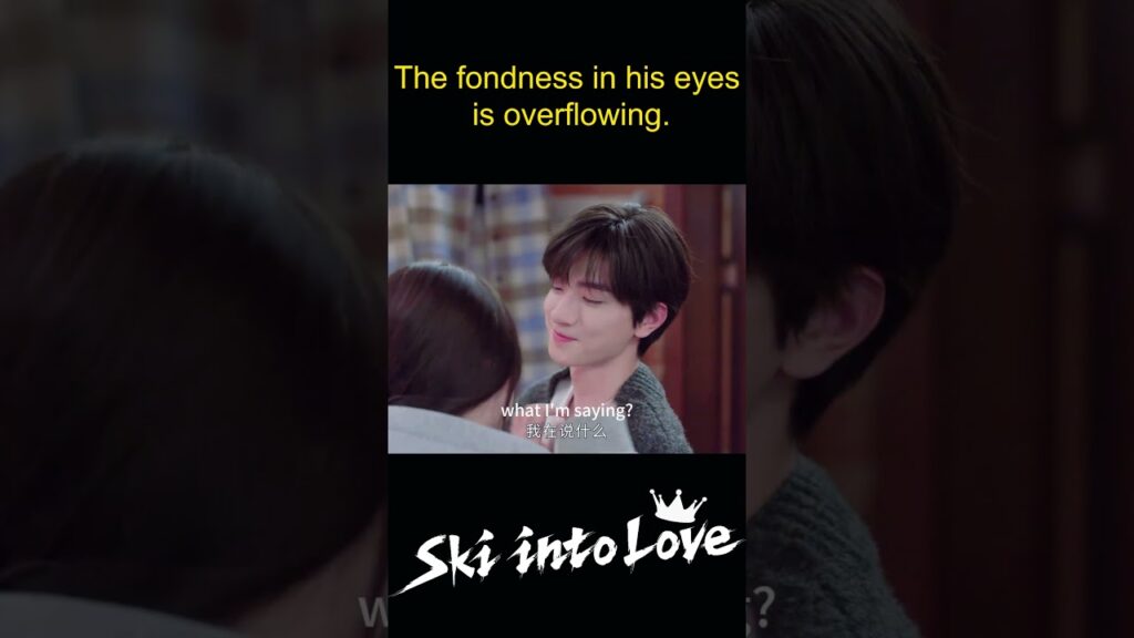 يحدق بها بعيون عاشقة مليئة بالحب 😍❤️ #تزلج_بالحب  #YOUKU  #SkiIntoLove #estheryu #LinYi #YuShuxin