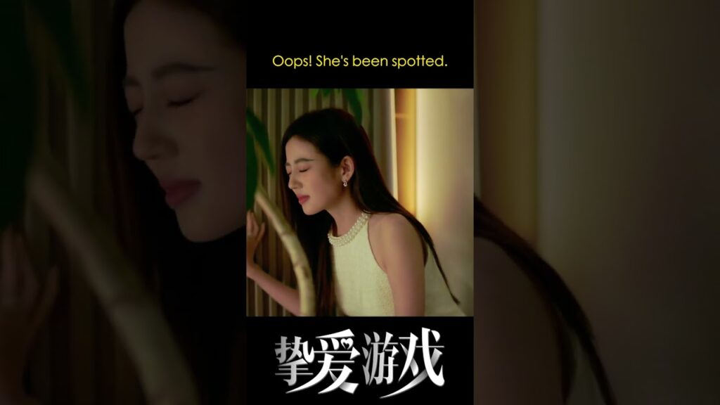 تتسلل لغرفته لكن ترى شيء مفاجئ 🔥💋 #fanzhixin #heruixian   #لعبة_الحب_الحقيقي #gameoftruelove #youku