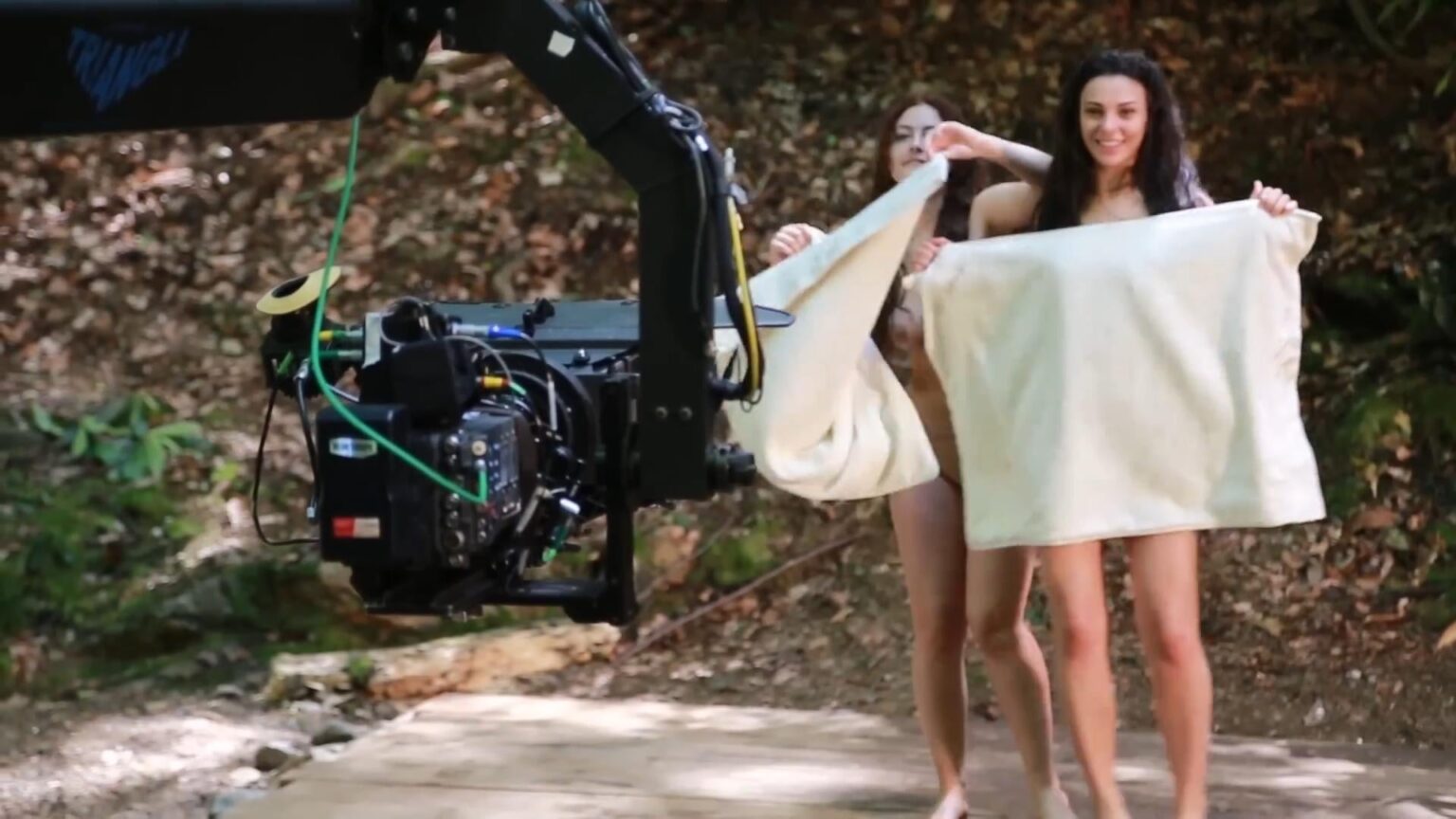 Tuvana Türkay Hazal Şenel Kamera Arkası