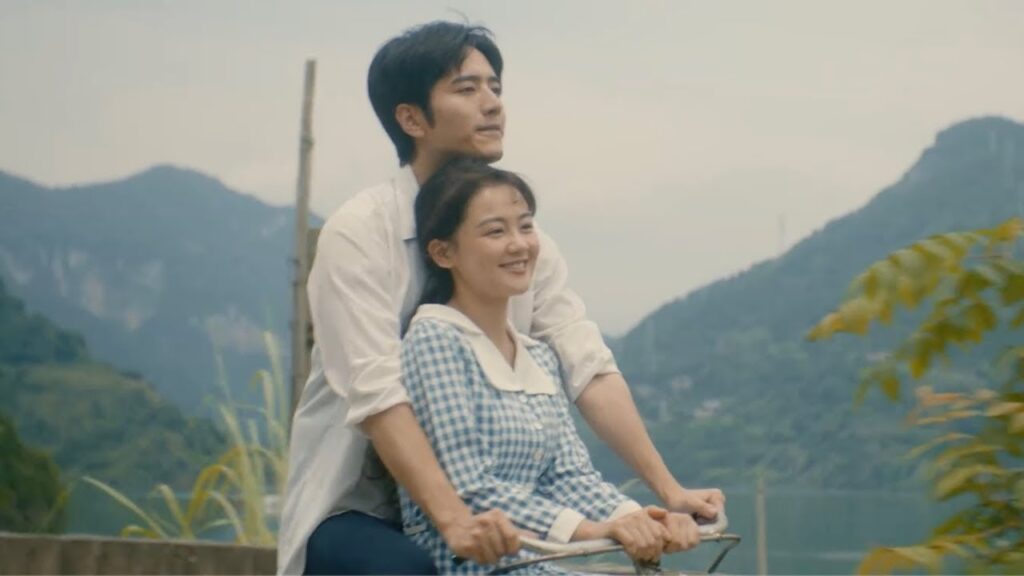 تتزوج فتاة جميلة من مزارع ريفي وهميًا ولكنهما يطورا مشاعر حقيقية تجاه الآخر❤️مشهد من "ربيع ملتهب"