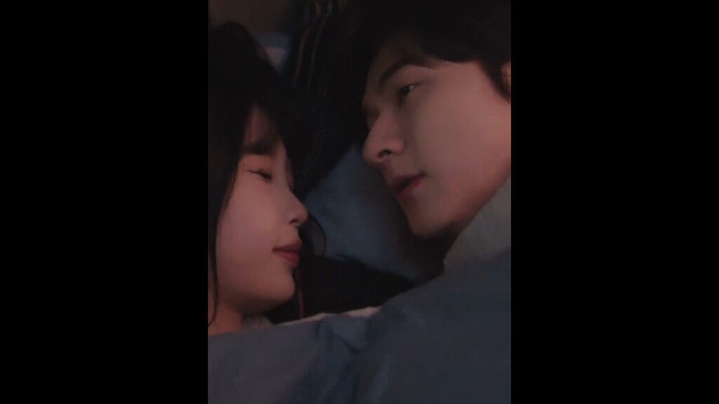 تداعب وجهه و تتأمل ملامحه  خلسة وهو نائم 💜  #تزلج_بالحب  #SkiIntoLove #estheryu #LinYi #YuShuxin