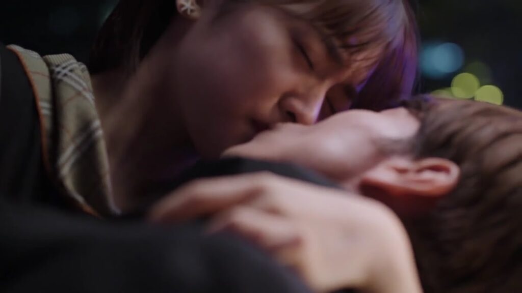 فتاة تسرق حظ رئيسها المغرور بقبـلة واحدة منه ❤️( عد نجومك المحظوظة )