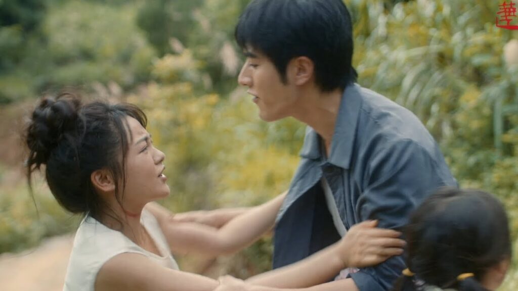 تهرب طالبة من الزواج الاجباري وتواجه مهربي البشر فينقذها مار يتبين أنه زوجها😯❤️مشهد من "ربيع ملتهب"