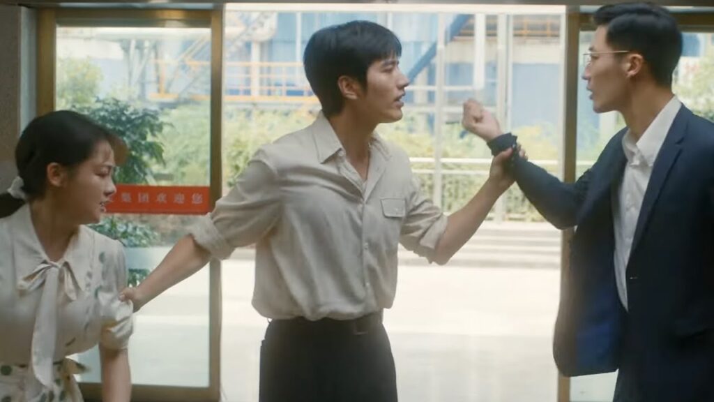 حاول حبها الأول الماكر توريط زوجها فتتدخل بطلتنا بقوة للتسوية وإيقافه لحمايته❤️مشهد من "ربيع ملتهب"