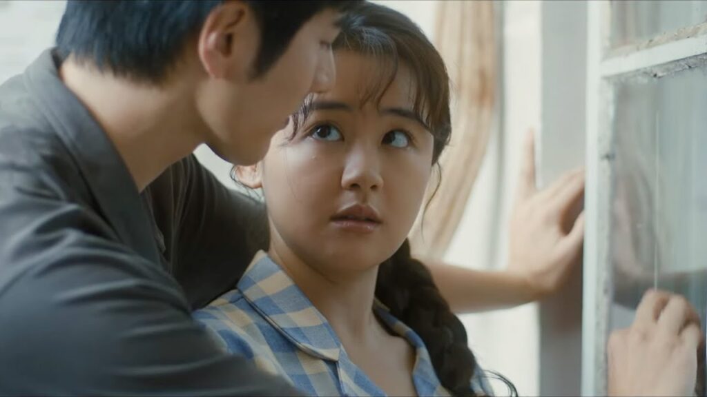 يدرك أخيرًا مشاعره تجاه زوجته فيظل يطاردها لتوافق على العودة معه إلى المنزل❤️مشهد من "ربيع ملتهب"