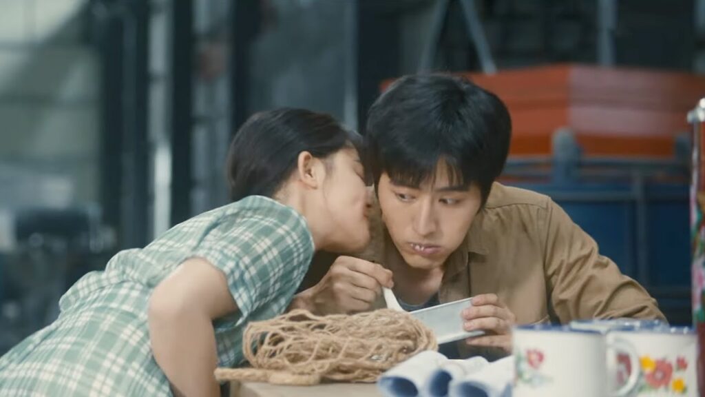 تقترب منه زوجته بهدوء في لحظة عاطفية وتقبله في العلن فيشعر بطلنا الوسيم بالخجل❤️مشهد من "ربيع ملتهب"