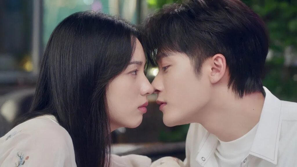 حياته الرمادية تصبح ملونة بعد ان يتلقي بها في الحافلة و يقع في حبها حياته الرمادية تصبح ملونة بعد ان يتلقي بها في الحافلة و يقع في حبها