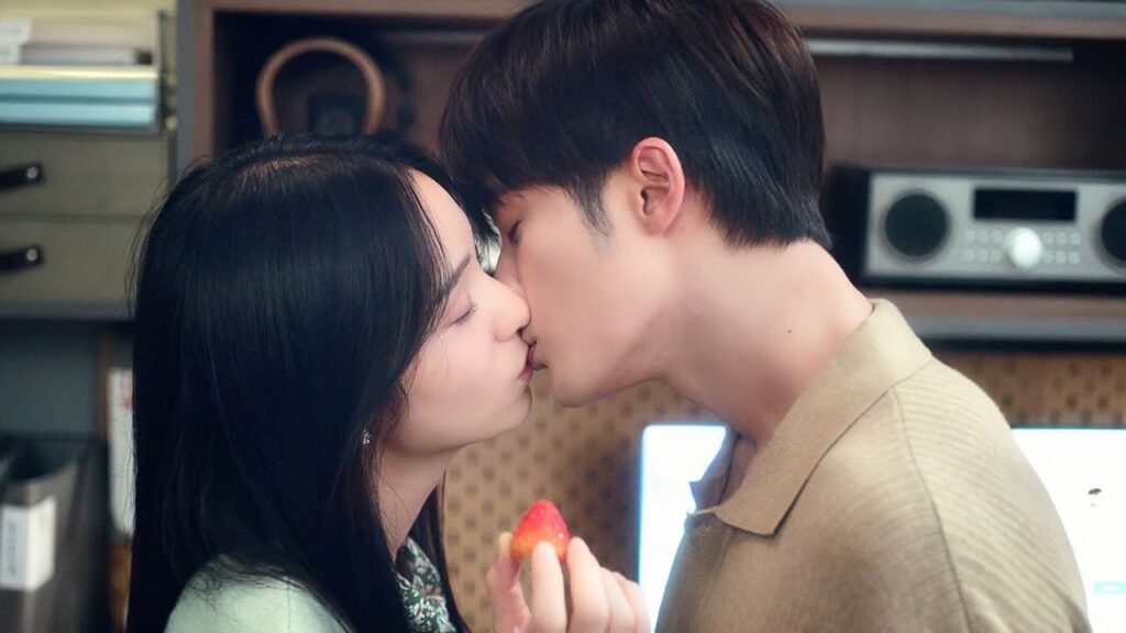 حياته الرمادية تصبح ملونة بعد ان يتلقي بها في الحافلة و يقع في حبها